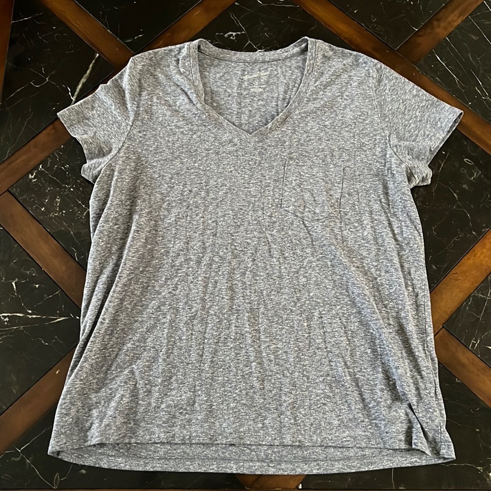 Universal thread pocket tee